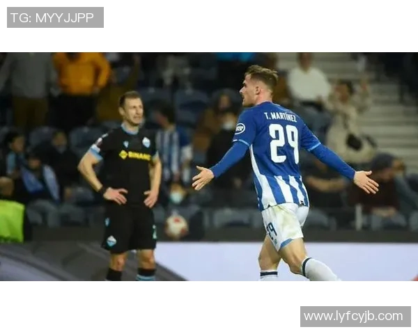 球员为亡父进球后跪地痛哭,令人泪目 球员为亡父进球后跪地痛哭,令人泪目